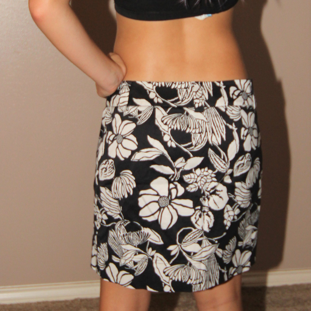 WHBM Black/White Floral  Skirt